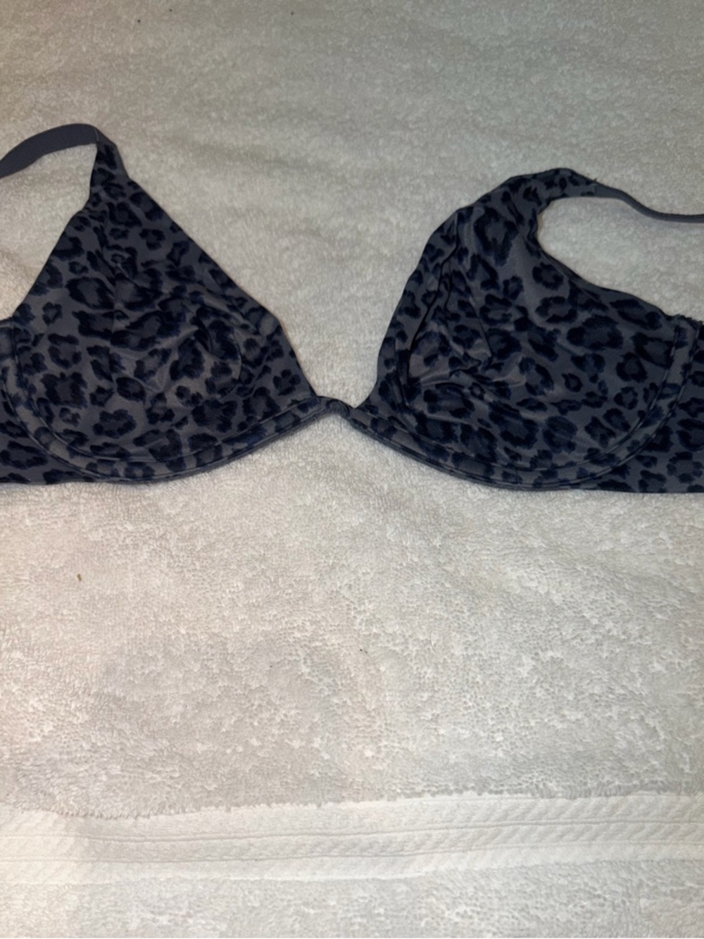 Victoria's Secret Incredible Unlined Plunge Bra 32C Gray Animal Print Underwire